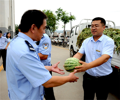 開元集團持續幫扶洛寧瓜農——5000斤愛心西瓜慰問洛陽一線交警